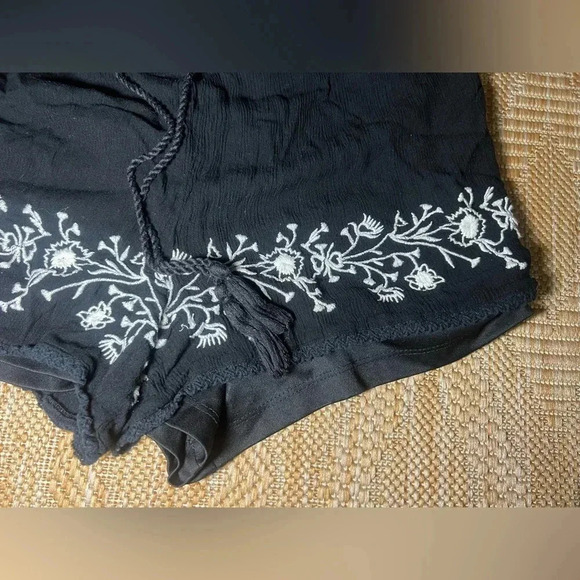 LA Hearts Pacsun Women's Black Shorts,White Embroidery,Lace Trim,Size M,Relaxed - Picture 3 of 10